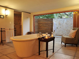 Savanna Lodge Executive Suite Bathroom