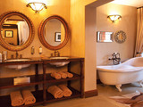 Wb luxurysuitebathroom 1